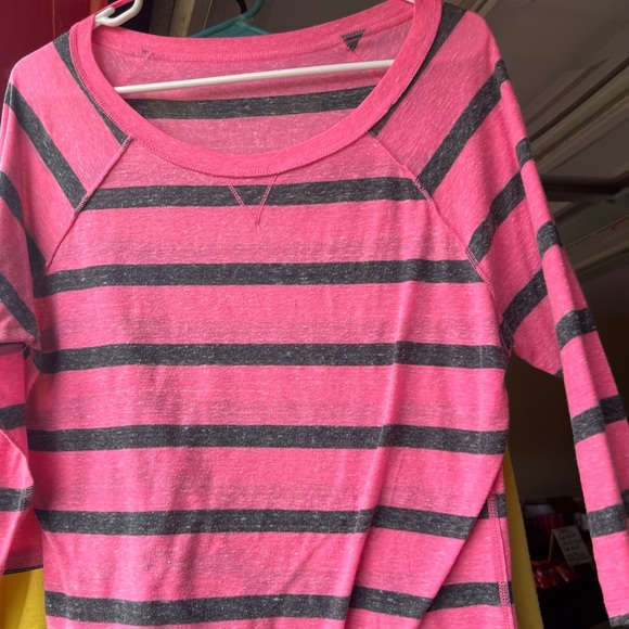 Women’s Large Shirts - Picture 3 of 3